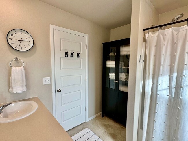 Building Photo - Stunning Stewart Crossing Home!