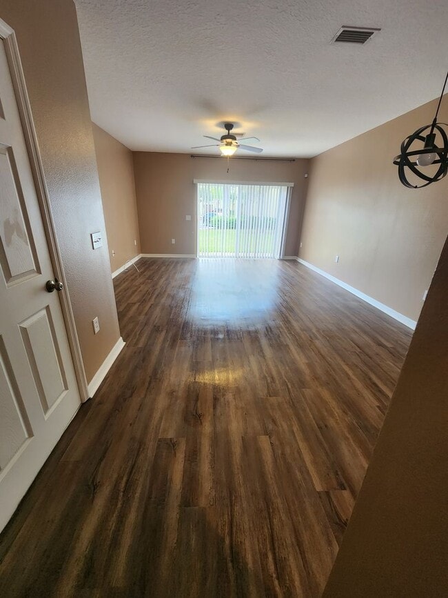 Building Photo - Home is in the Heart of New Tampa