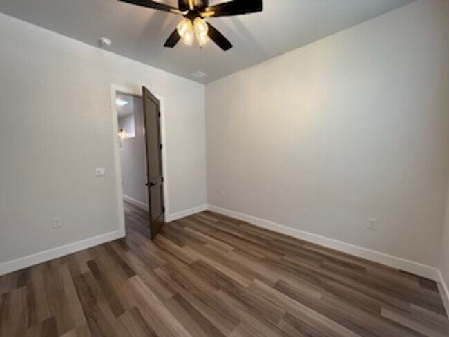 Building Photo - 1003 N Armijo St