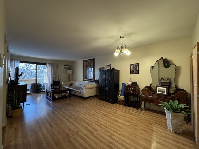 Building Photo - 13 Parkside Ct