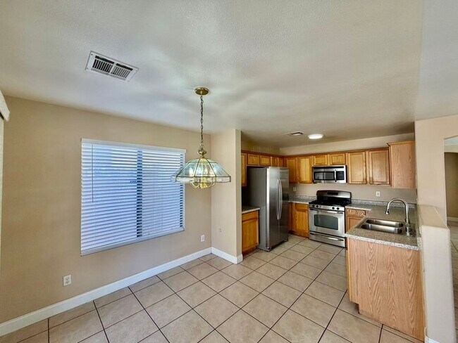 Building Photo - Very nice 2 story single family house