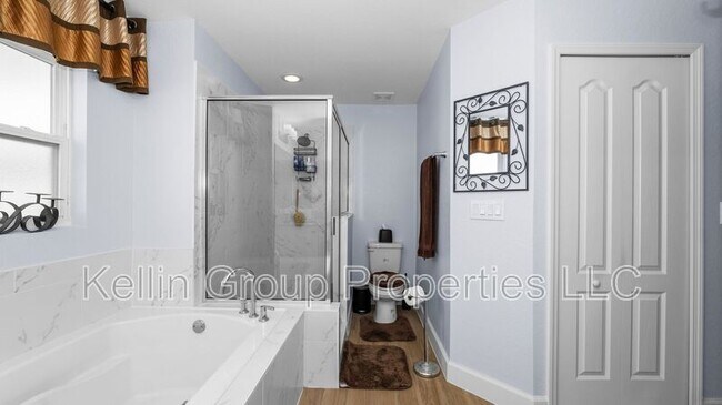 Building Photo - 4762 Drake Ave