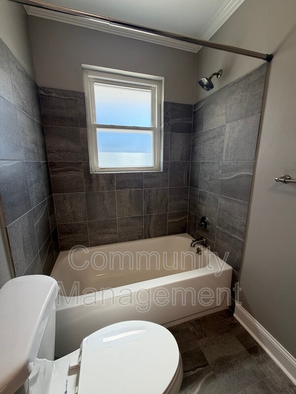 Building Photo - 122 Joan St