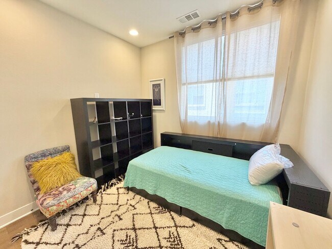 Building Photo - Furnished 3-BR/3-BA Townhouse w/ Giant Roof deck, 2-Car Garage, EV Hookup