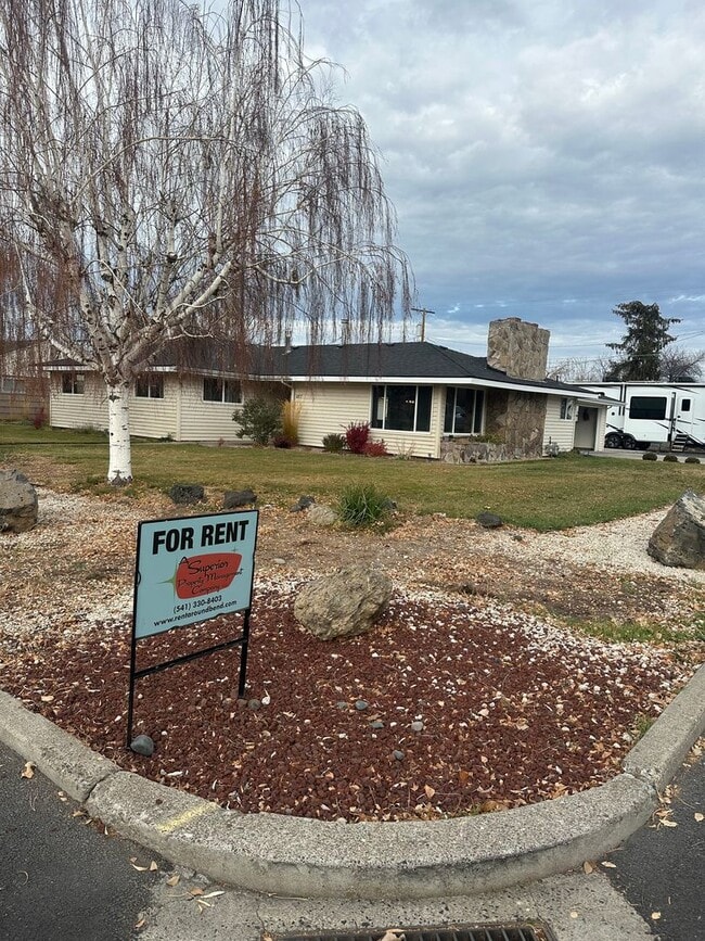 Building Photo - Vintage Character, Modern Finishes! Spacio...