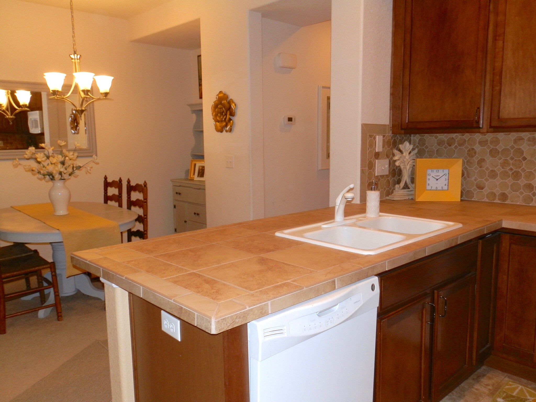 Kitchen bar and open concept - 5412 Seal Alley