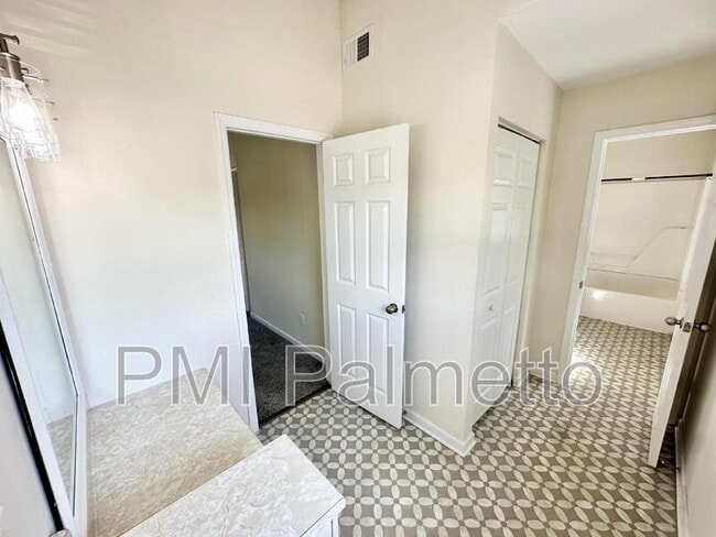 Building Photo - 227 Hardwood Dr