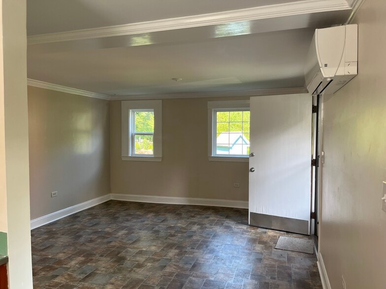 Building Photo - 2318 Crestmont Ave