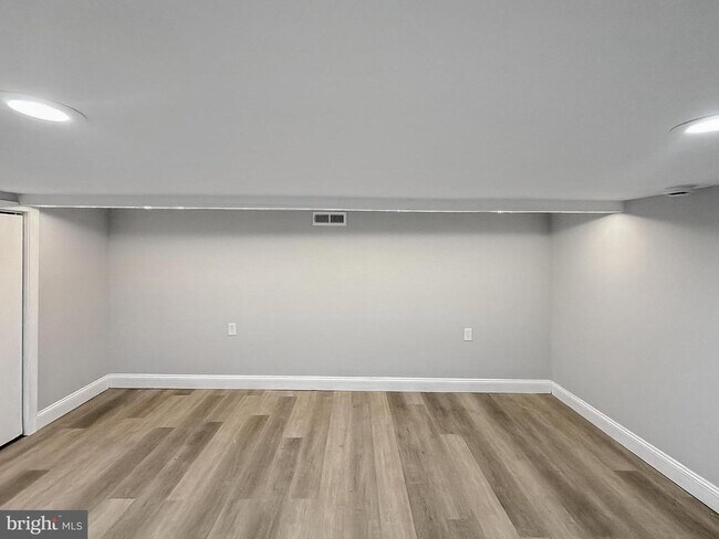 Building Photo - 733 N Linwood Ave