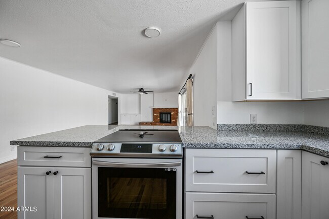 Building Photo - 530 E Fairmont Dr
