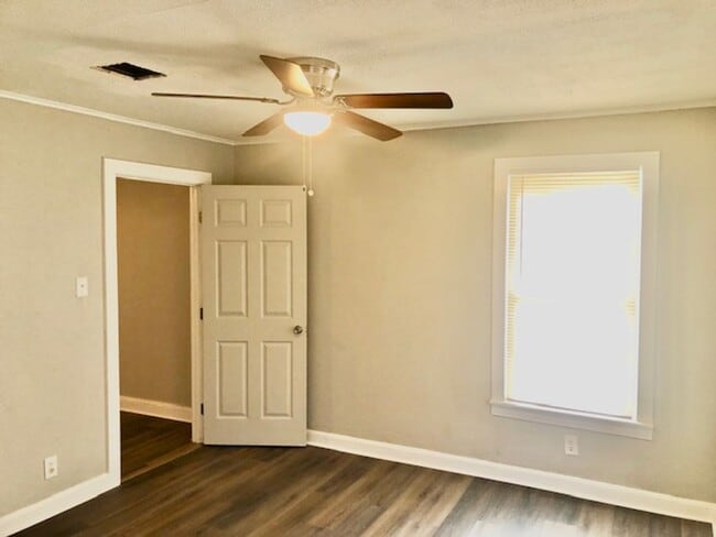 Building Photo - NEW PRICE & $300 OFF MOVE IN SPECIAL-CUTE SOUTH BOSSIER HOME-FRESH PAINT-NEW FLOORS-CLEAN