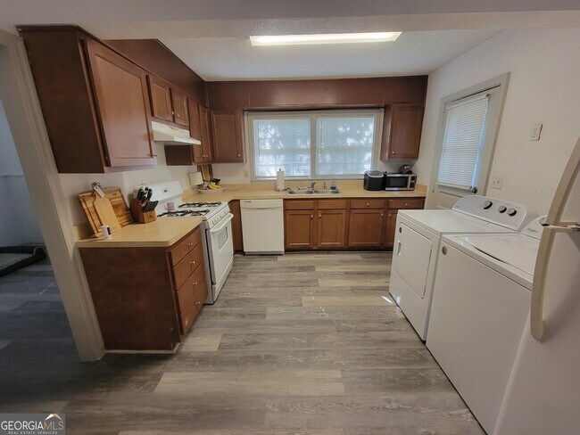 Building Photo - 990 Sycamore Dr