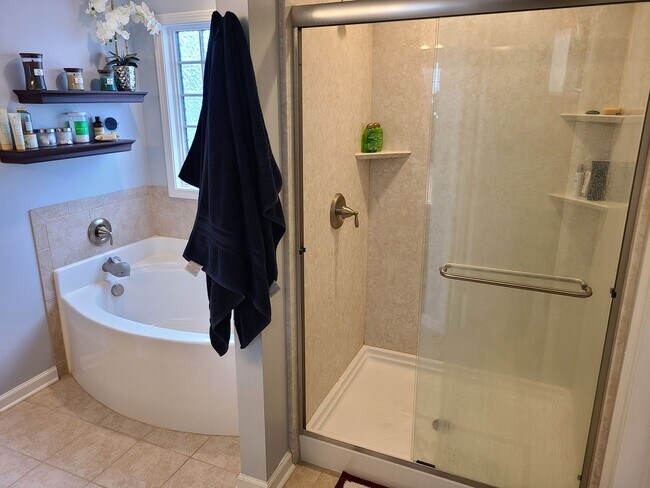 Building Photo - 4 Bedroom 2.5 Bath unfurnished home in Nautical Reach Neighborhood
