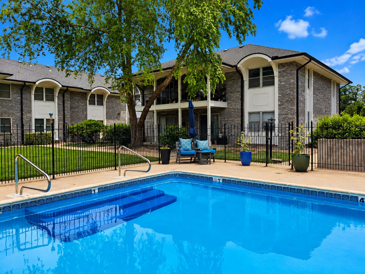 Building Photo - 715 N Stackman Dr