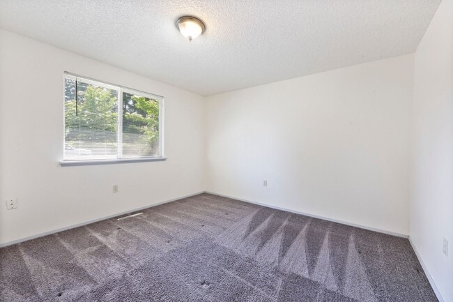 Building Photo - Move in ready now! 3 bedroom rambler in NE...