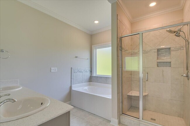 Building Photo - 323 Colonnades Dr