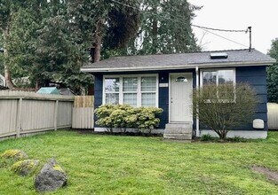 Building Photo - Darling three bedroom in Haller Lake!