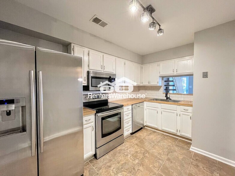 Building Photo - 2421 Sedgewick Dr