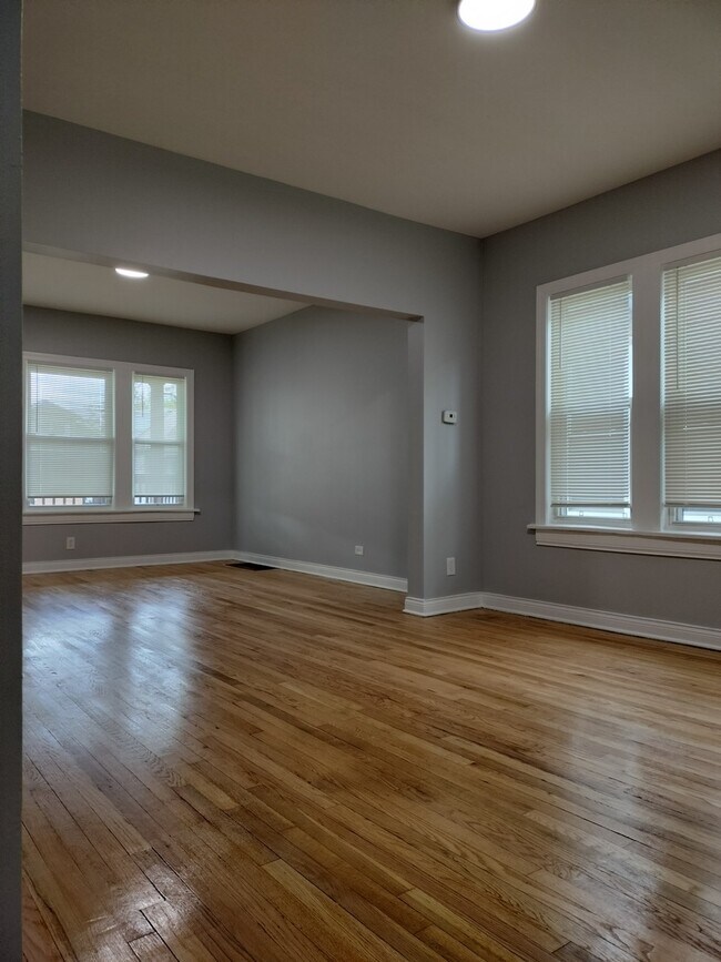 Building Photo - 1344 W 98th Pl