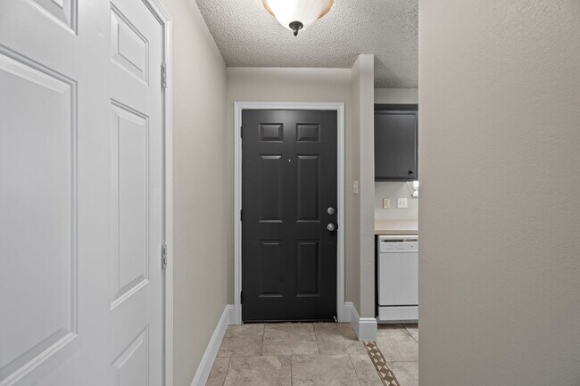 Building Photo - Beautiful 2/2 Near all of Lubbock's Amenit...