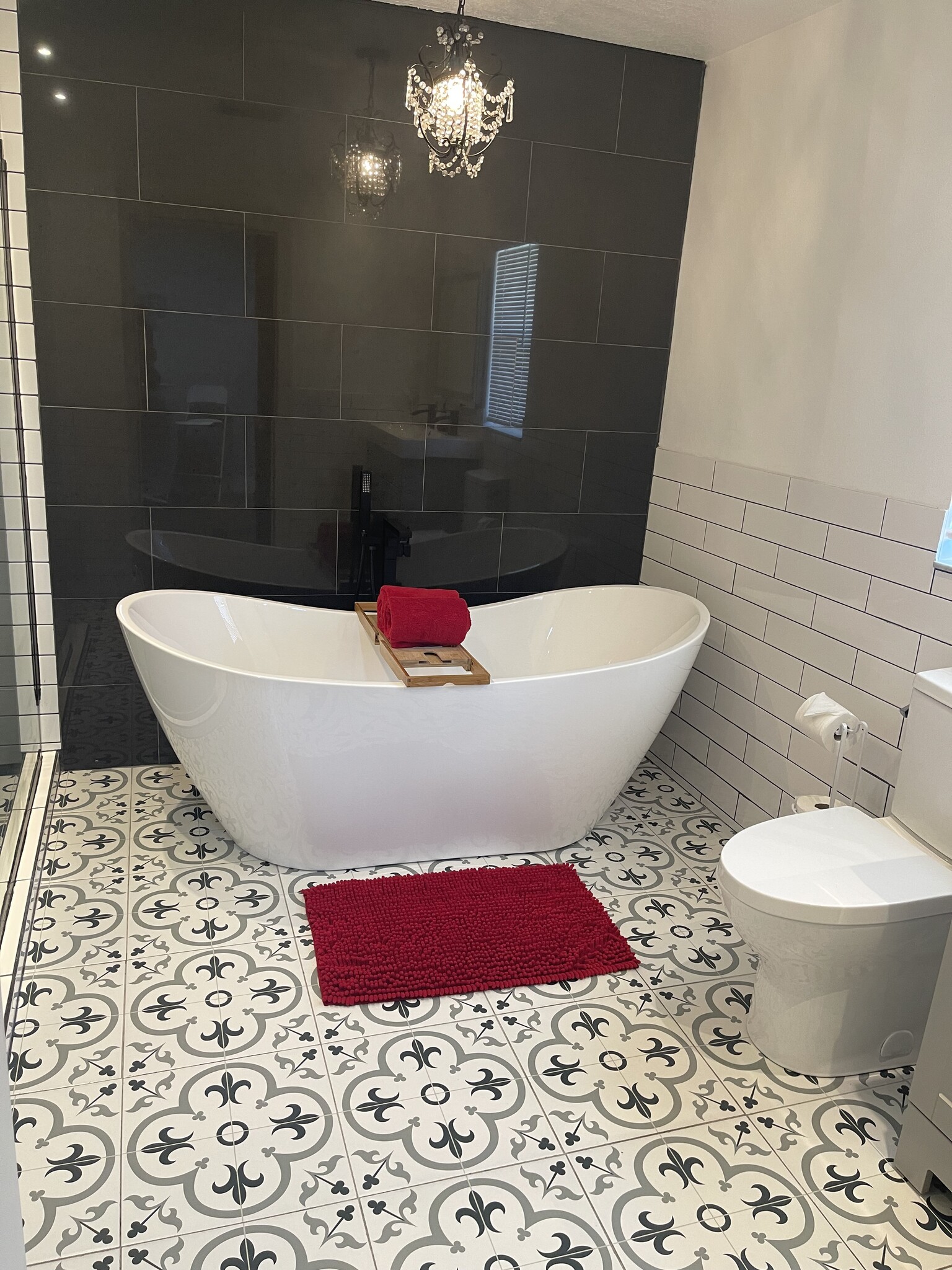 Soaking tub for two - 433 Homer Ave