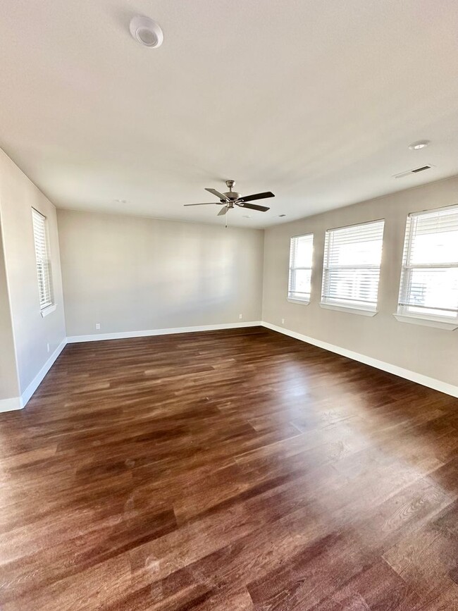 Building Photo - 4 Bed Desert Color Home!