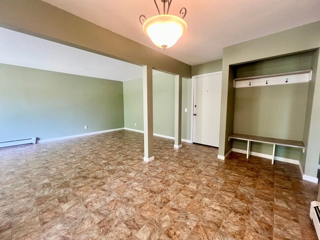 Building Photo - 1 Bedroom, 1 Bathroom Apartment In Desirable Location!