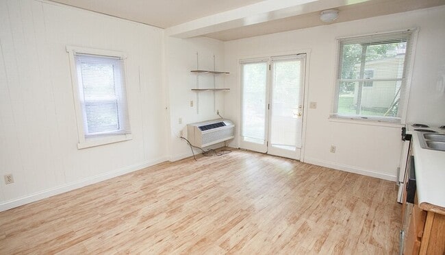 Building Photo - 547 Layman Ave