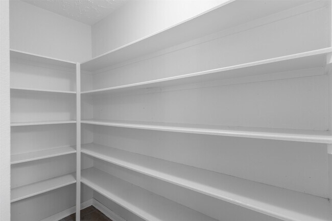 Building Photo - 8051 Bay Branch Dr