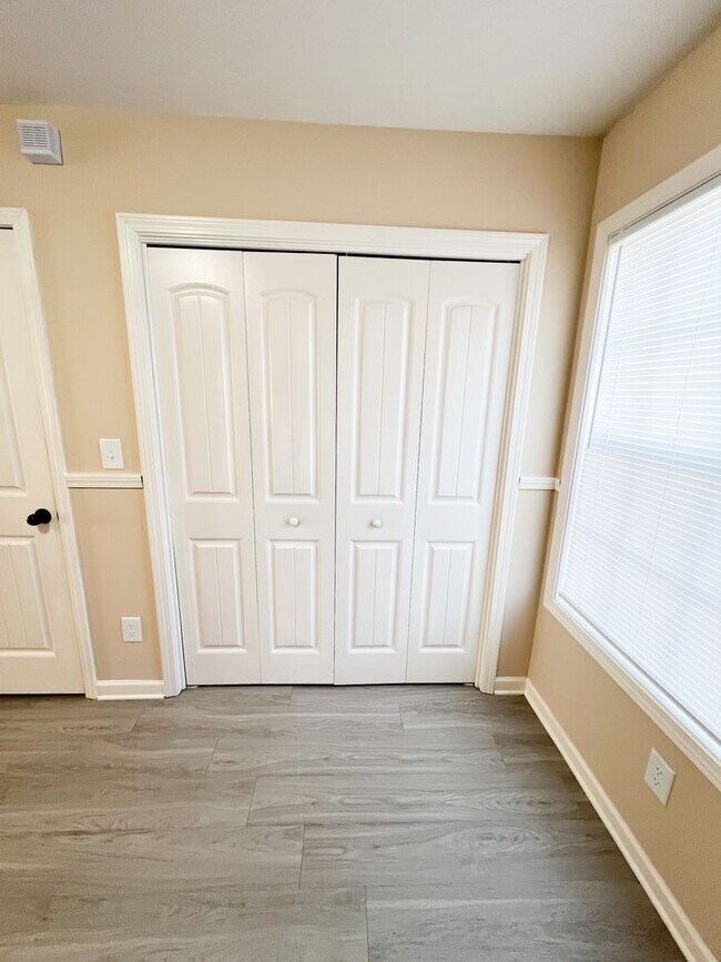 Building Photo - 2 Bedroom 1.5 Bath Townhome