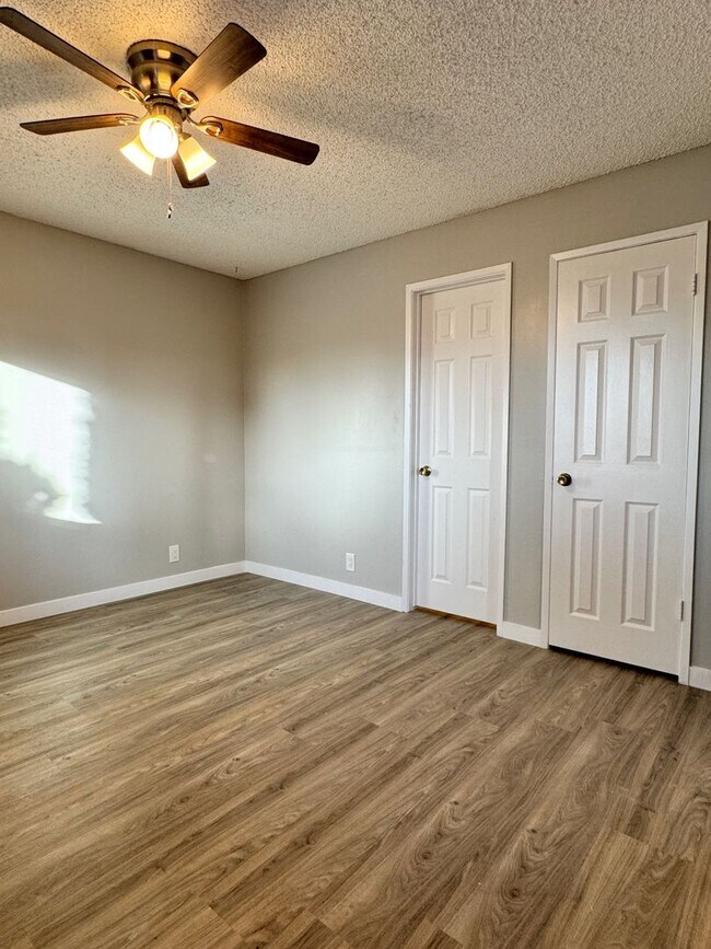 Building Photo - 2-Bedroom Residence with Front-Row Views on Lively 2nd Street