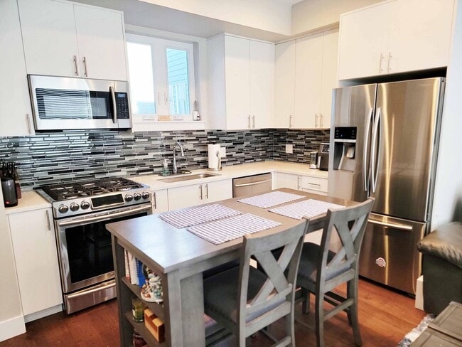 Building Photo - 3735 Kalamath St