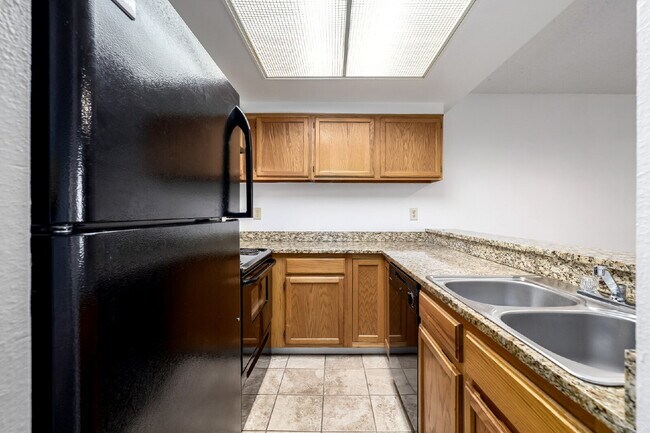 Building Photo - Updated and Stylish 1BDR/1BTH in the Eleve...