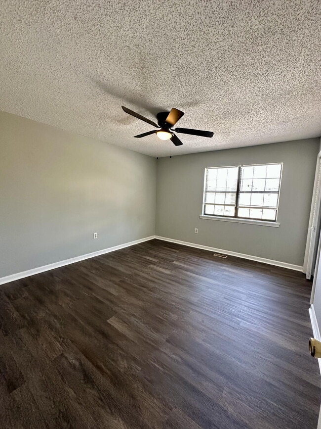 Building Photo - Move in Ready!