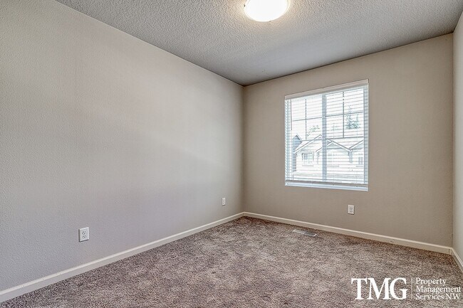 Building Photo - 3 Bedroom, 2.5 Bath Townhome In Ridgefield!