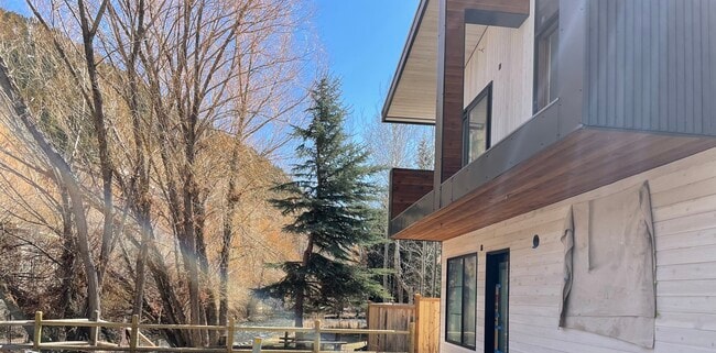 Building Photo - 265 Crabtree Ln