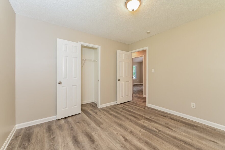 Building Photo - 330 Brookside Dr