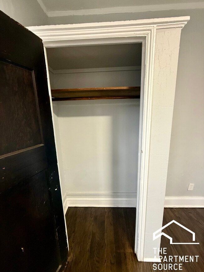 Building Photo - 1030 E Hyde Park Blvd