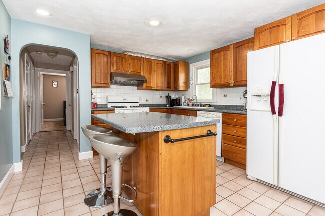 Building Photo - 5 Leon St