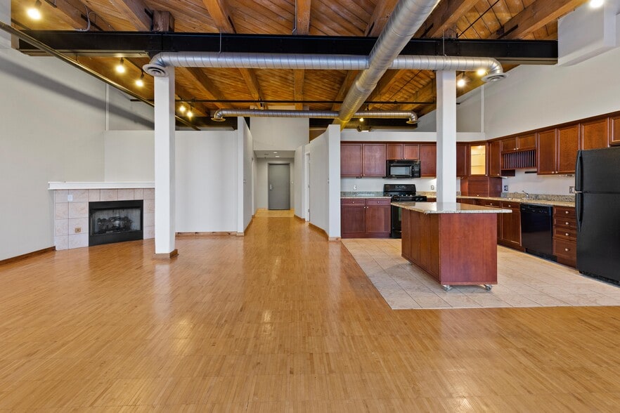Building Photo - 200 River Place Dr