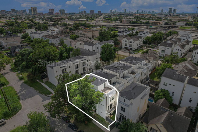 Building Photo - 2221 Francis St