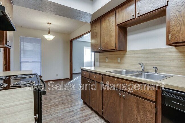 Building Photo - 6004 Paramount Dr