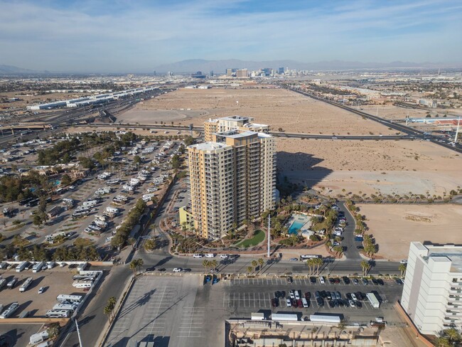 Building Photo - Luxury South Strip High Rise Unit