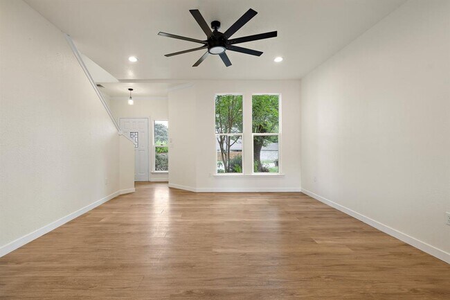 Building Photo - 2118 Zephyr Ln