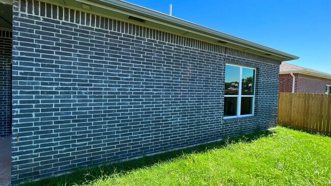 Building Photo - 605 Remington Ave