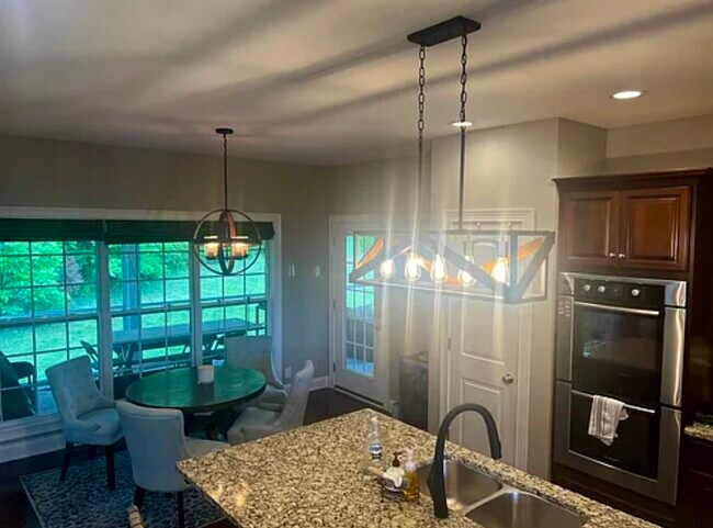Building Photo - 901 Glendower Ct