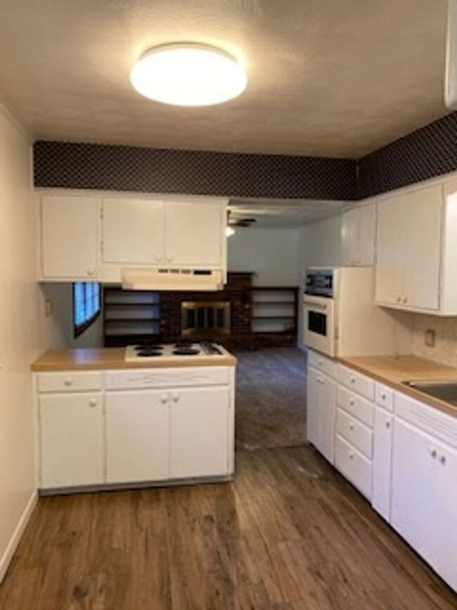 Building Photo - 3 Bed, 1 1/2 Bath, 1 Car Garage, Fenced Yard!