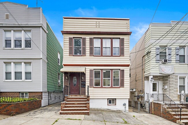 Building Photo - 667 Liberty Ave