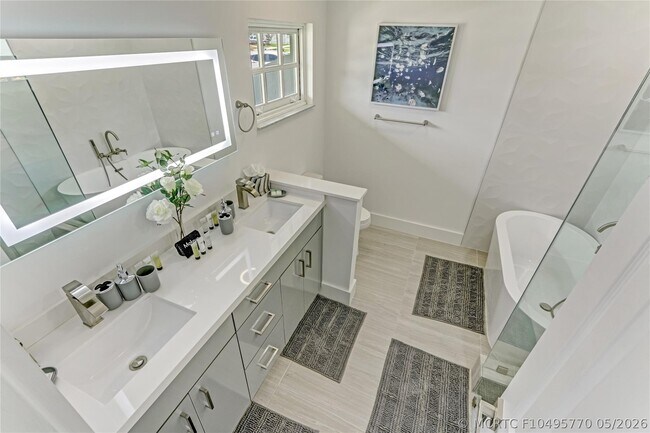 Building Photo - 16643 Redwood Way