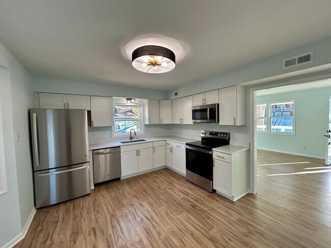 Building Photo - Fully Renovated One-Level Home in the heart of Chesterfield – New HVAC, Windows & Stunning Kitchen!